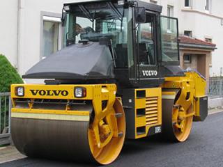 На великий будівельний об’єкт в Африку потрібен машиніст дорожнього катка