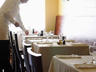 Вакансия для официанта в кафе в Литве