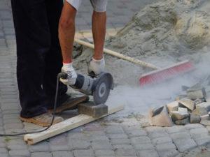 Специалист по укладке брусчатки в Латвии