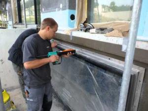 Монтажник безрамних конструкцій зі склла в Литві