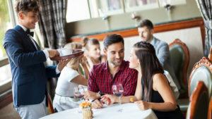 официант в Азии