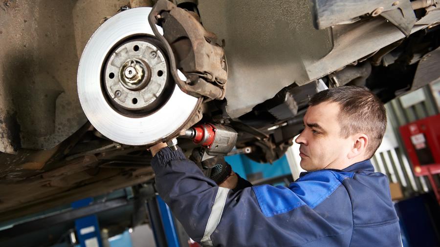 Автослесар в Прибалтике