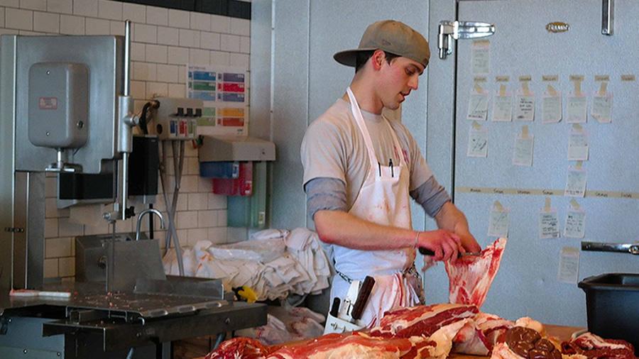 Жиловщик мяса в Прибалтике