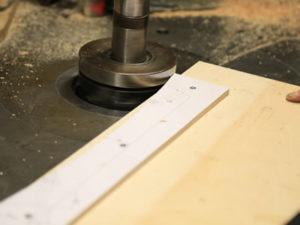 Работа мастера на фабрику для изготовления деревянных стульев в Латвии