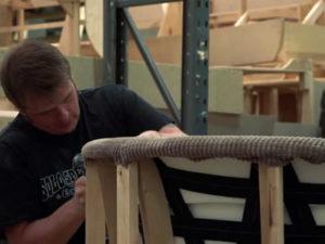 Работа для обивщика мягкой мебели на производстве в Латвии