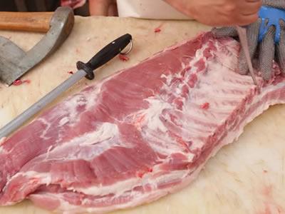 Вакансия для раздельщика говяжьей и свиной туши в Латвии