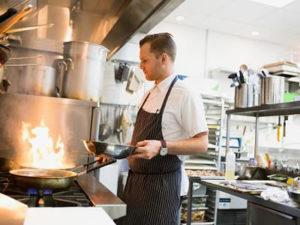 Робота для кухаря гарячого цеху ресторану при готелі