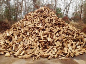 Работа по упаковке дров