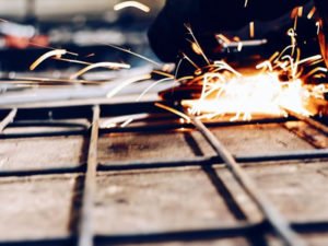 Робота на виробництві шляхових естакад, знаків