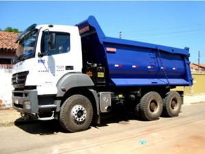 Робота водія самоскида для перевезення будівельних матеріалів