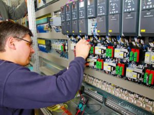 Работа электротехника на производстве