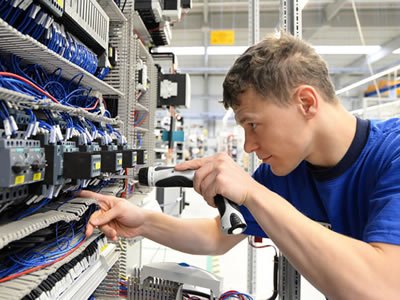 Вакансія для слюсаря-електрика на виробництві в Литві