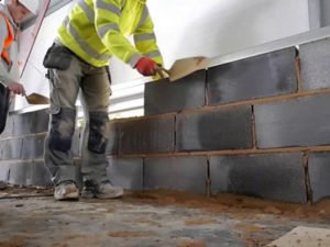 Работа каменщика на строительстве многоэтажных домов