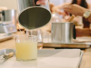 Работа на производстве по изготовлению свечей