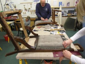 Работа портного на производстве для обивки мебели