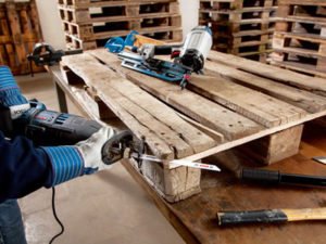 Работа на складе по ремонту деревянных поддонов