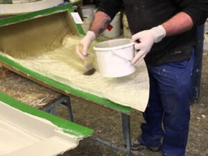 Робота з виготовлення деталей з скловолокна