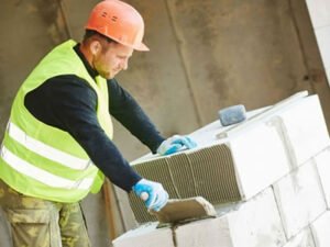 Работа для каменщика на строительстве