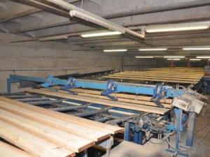 Работа по сортировке досок на производстве