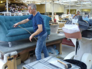 Робота для обивщика меблів тканинами