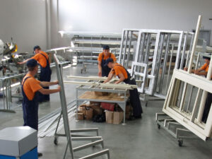 Робота на виробництві з виготовлення вікон