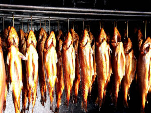 Робота на виробництві копченої риби 