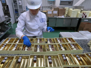 Робота по упаковці шоколадних виробів на виробництві 