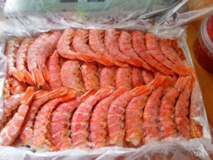 Упаковка креветок на производственной линии