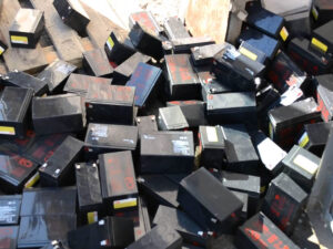 Работа по демонтажу аккумуляторов на производстве